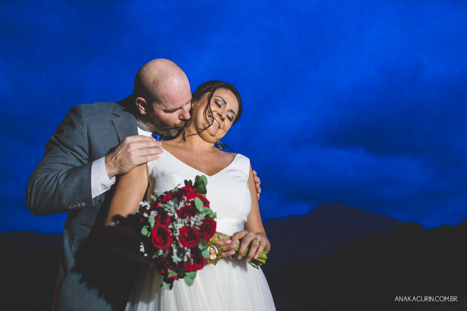 Casamento da noiva paula e do noivo Todd em Ubatuba - SP, na praia de Itamambuca, fotografado por Ana Kacurin.