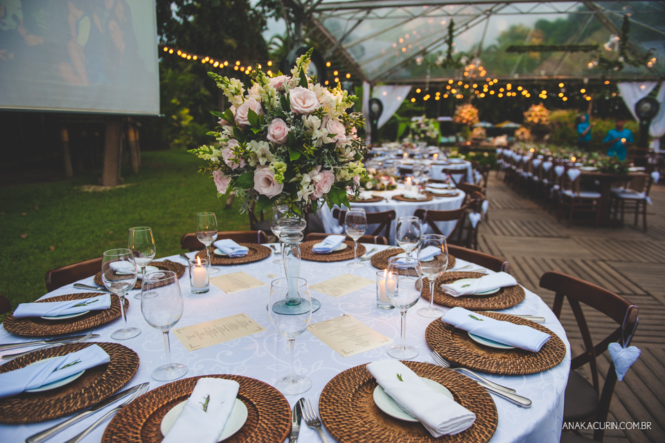 Casamento da noiva paula e do noivo Todd em Ubatuba - SP, na praia de Itamambuca, fotografado por Ana Kacurin.