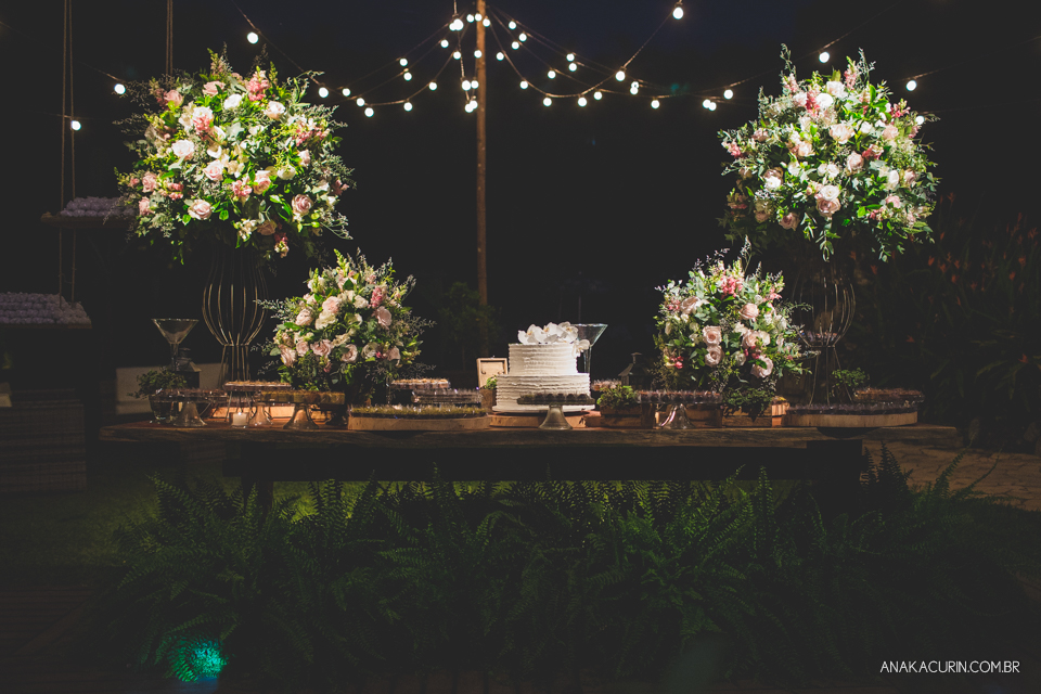 Casamento da noiva paula e do noivo Todd em Ubatuba - SP, na praia de Itamambuca, fotografado por Ana Kacurin.