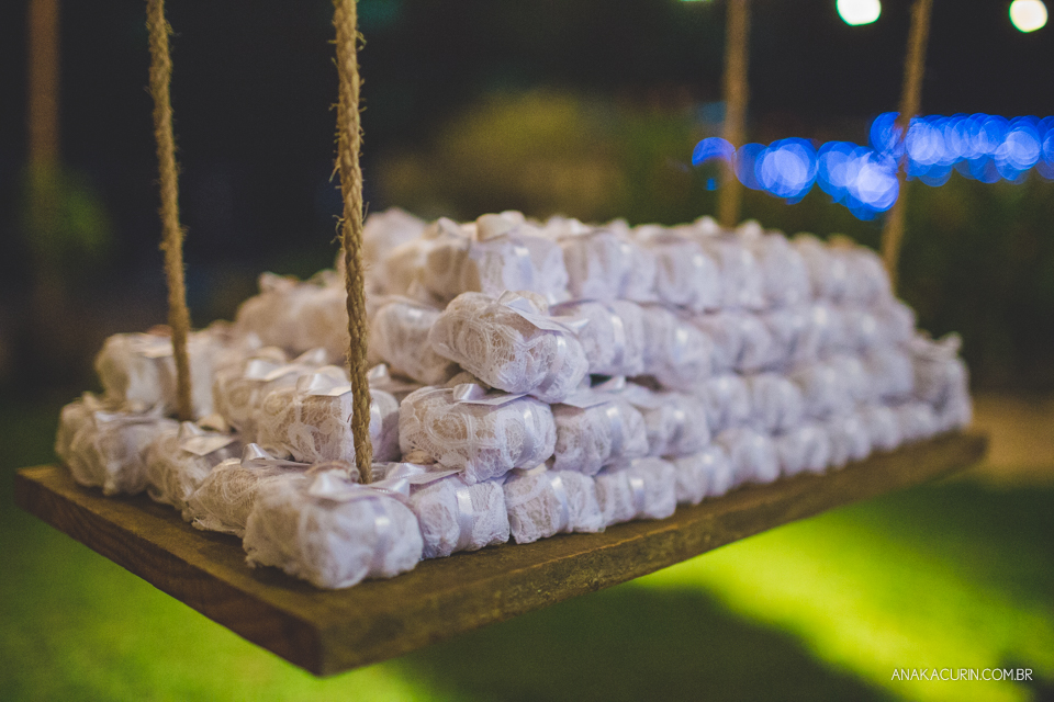 Casamento da noiva paula e do noivo Todd em Ubatuba - SP, na praia de Itamambuca, fotografado por Ana Kacurin.