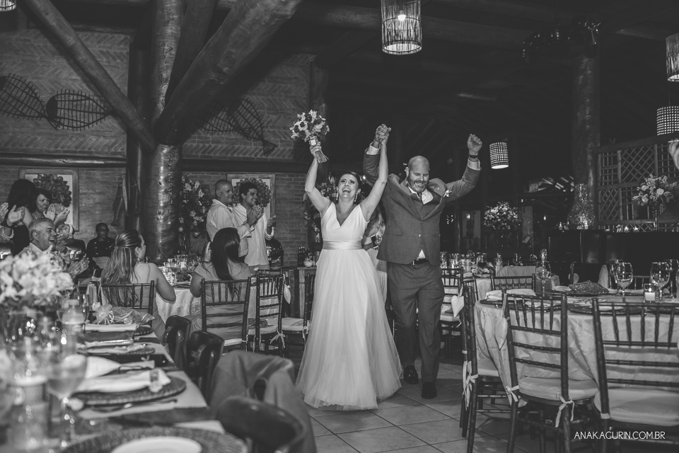 Casamento da noiva paula e do noivo Todd em Ubatuba - SP, na praia de Itamambuca, fotografado por Ana Kacurin.