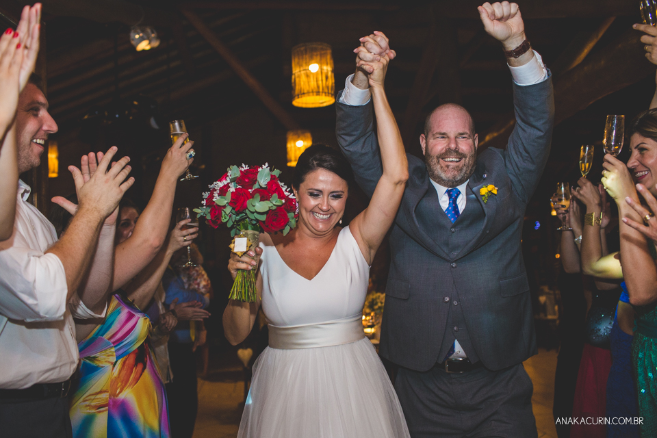 Casamento da noiva paula e do noivo Todd em Ubatuba - SP, na praia de Itamambuca, fotografado por Ana Kacurin.