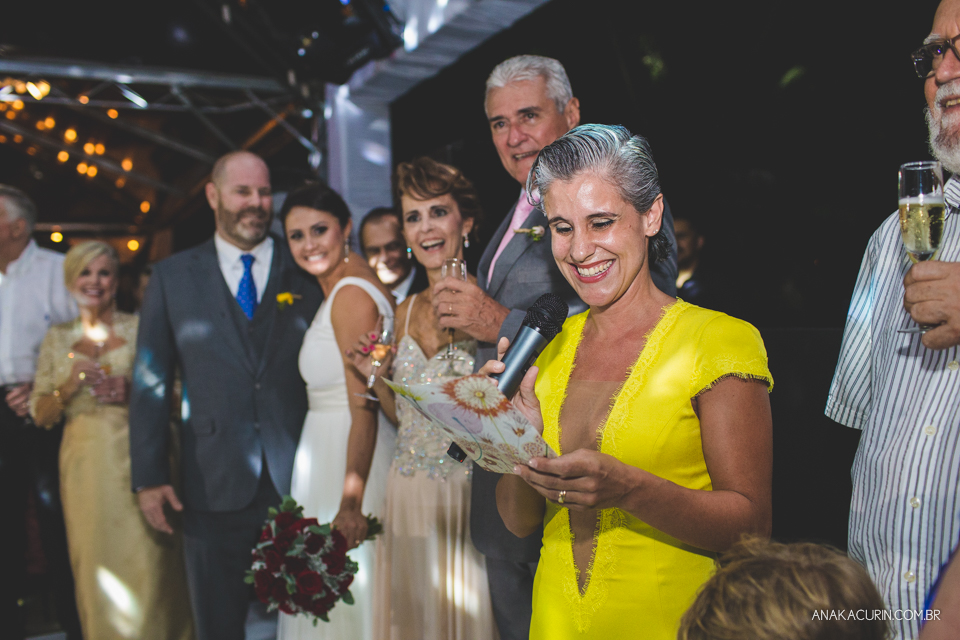 Casamento da noiva paula e do noivo Todd em Ubatuba - SP, na praia de Itamambuca, fotografado por Ana Kacurin.