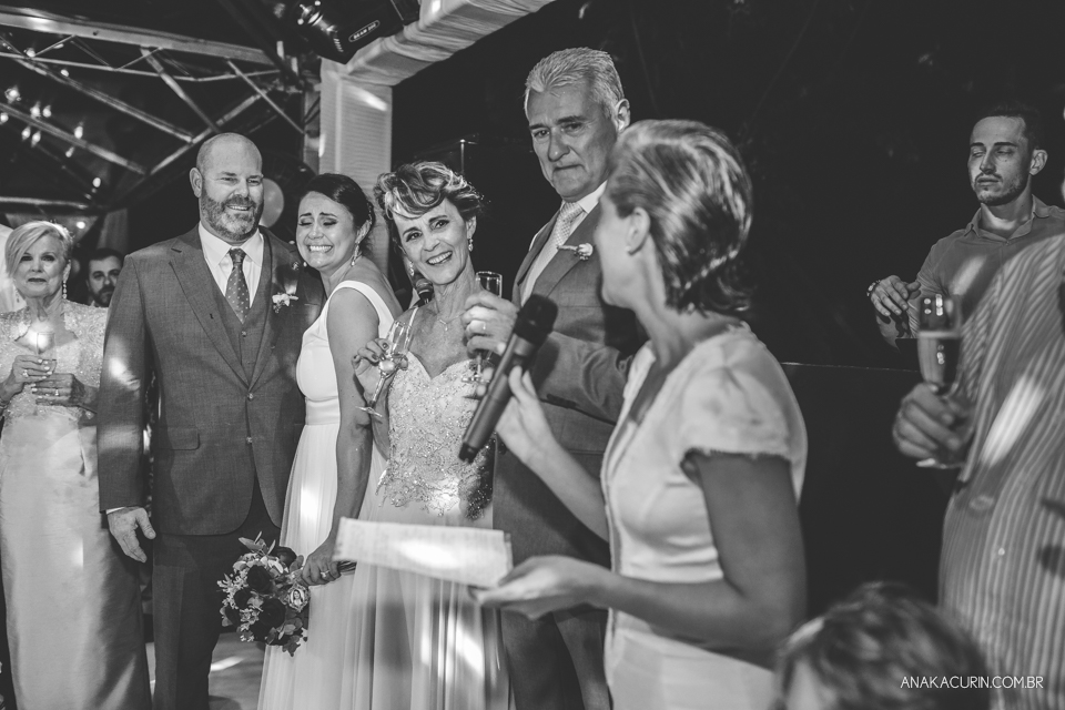 Casamento da noiva paula e do noivo Todd em Ubatuba - SP, na praia de Itamambuca, fotografado por Ana Kacurin.