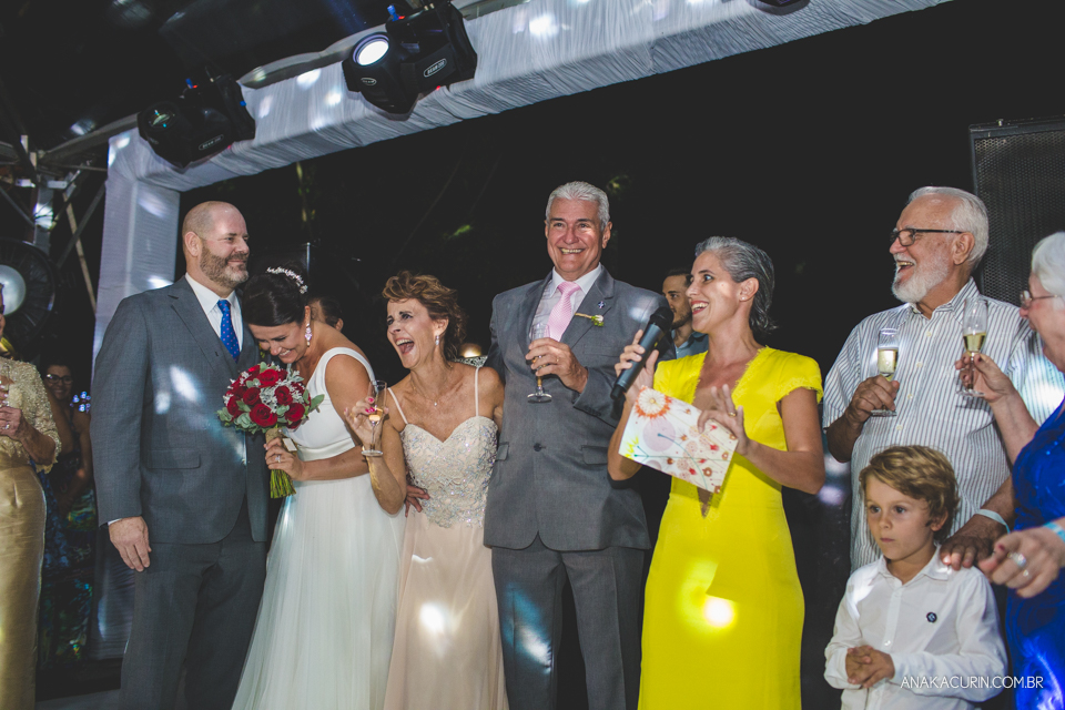 Casamento da noiva paula e do noivo Todd em Ubatuba - SP, na praia de Itamambuca, fotografado por Ana Kacurin.