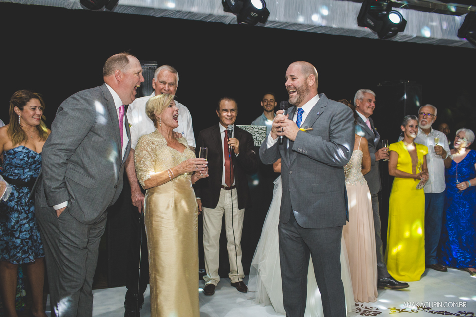 Casamento da noiva paula e do noivo Todd em Ubatuba - SP, na praia de Itamambuca, fotografado por Ana Kacurin.
