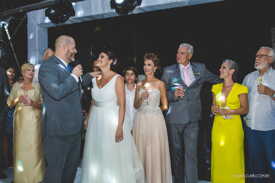 Casamento da noiva paula e do noivo Todd em Ubatuba - SP, na praia de Itamambuca, fotografado por Ana Kacurin.