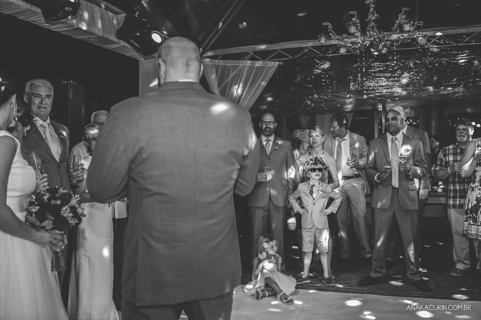 Casamento da noiva paula e do noivo Todd em Ubatuba - SP, na praia de Itamambuca, fotografado por Ana Kacurin.