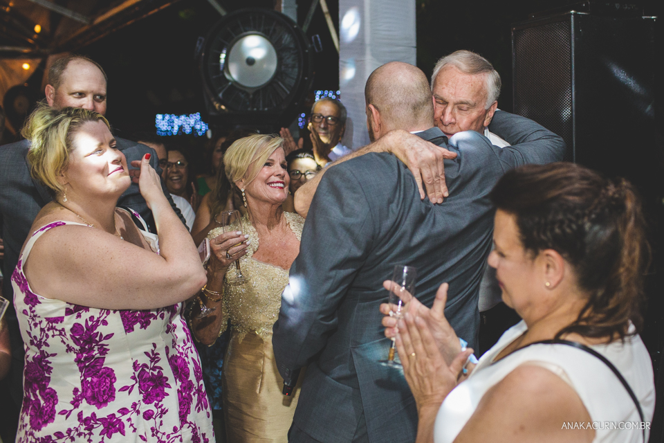 Casamento da noiva paula e do noivo Todd em Ubatuba - SP, na praia de Itamambuca, fotografado por Ana Kacurin.
