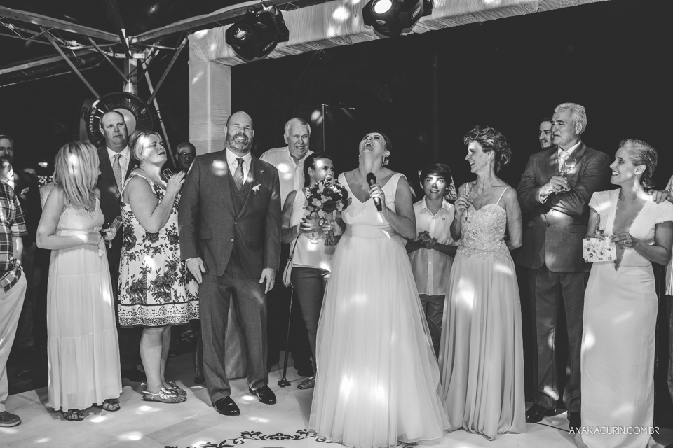 Casamento da noiva paula e do noivo Todd em Ubatuba - SP, na praia de Itamambuca, fotografado por Ana Kacurin.