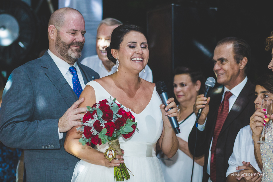 Casamento da noiva paula e do noivo Todd em Ubatuba - SP, na praia de Itamambuca, fotografado por Ana Kacurin.