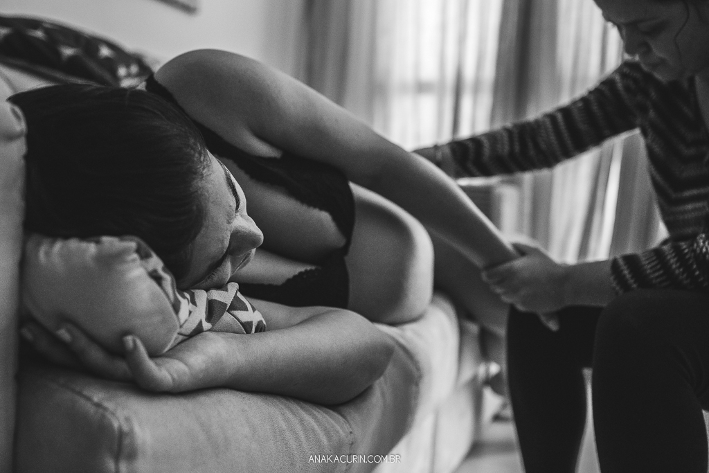 Parto natural domiciliar de Flavia Soares em Niterói, Rio de Janeiro, assistido pelo Coletivo de Parteiras com Maíra Libertad e Mariane Menezes e pela doula Gisele Muniz, fotografado por Ana Kacurin.
