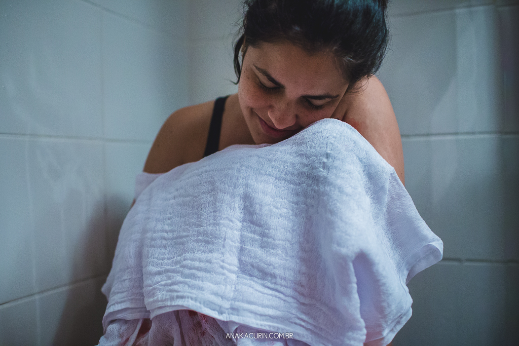 Parto natural domiciliar de Flavia Soares em Niterói, Rio de Janeiro, assistido pelo Coletivo de Parteiras com Maíra Libertad e Mariane Menezes e pela doula Gisele Muniz, fotografado por Ana Kacurin.