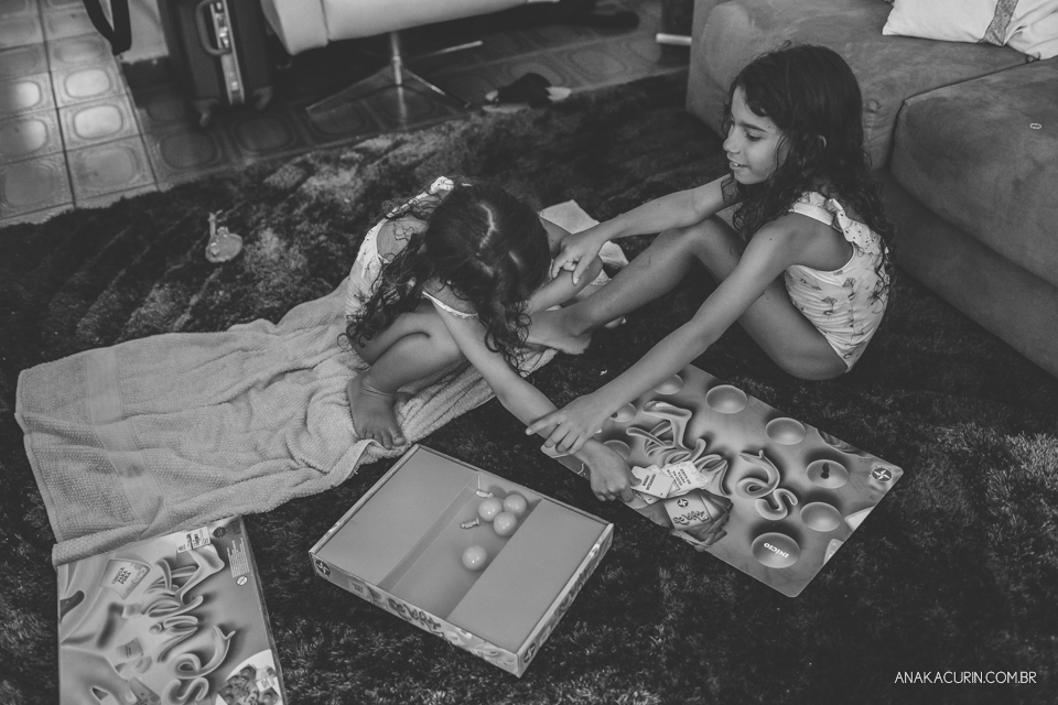 Crianças brincando na sala de um jogo semelhate ao twister