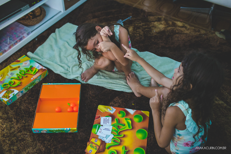 Crianças brincando na sala de um jogo semelhate ao twister