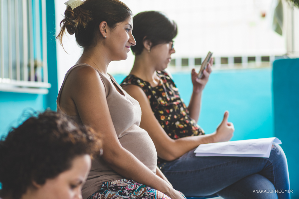 Parteiras e doulas observando trabalho de parto de gestante na piscina de casa