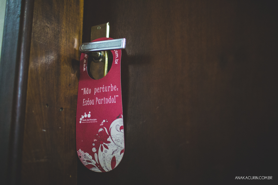 Placa na porta de quarto diz: 