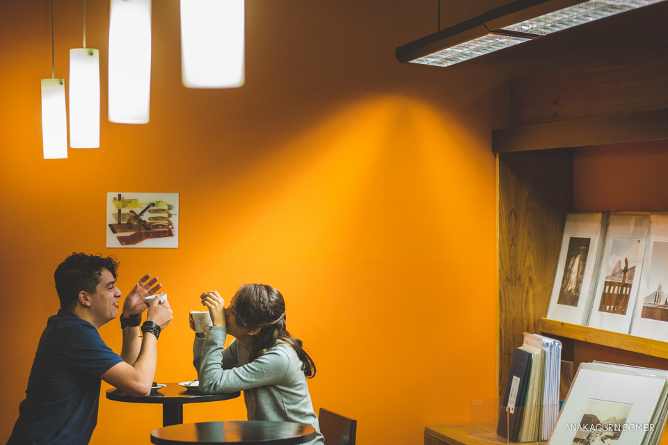 Ensaio de casal feito por Ana Kacurin na Livraria Cultura, no Rio de Janeiro, RJ
