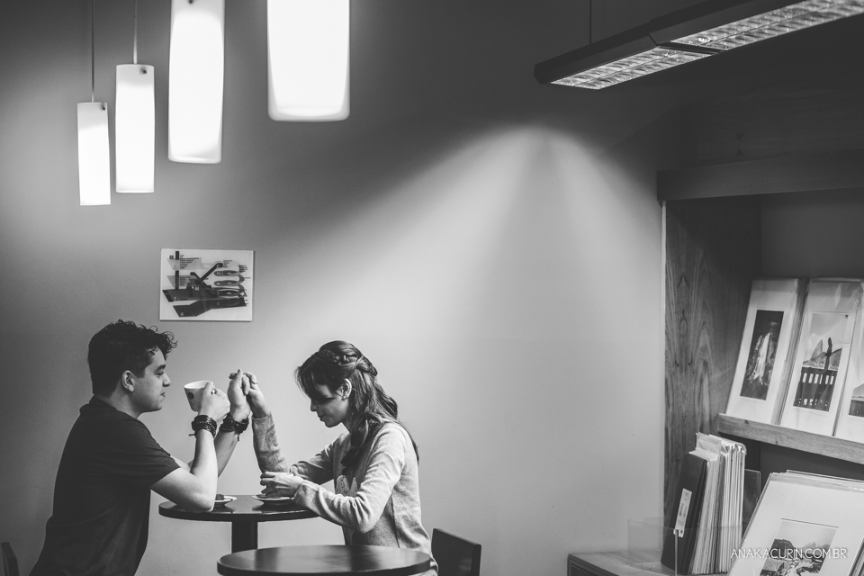 Ensaio de casal feito por Ana Kacurin na Livraria Cultura, no Rio de Janeiro, RJ