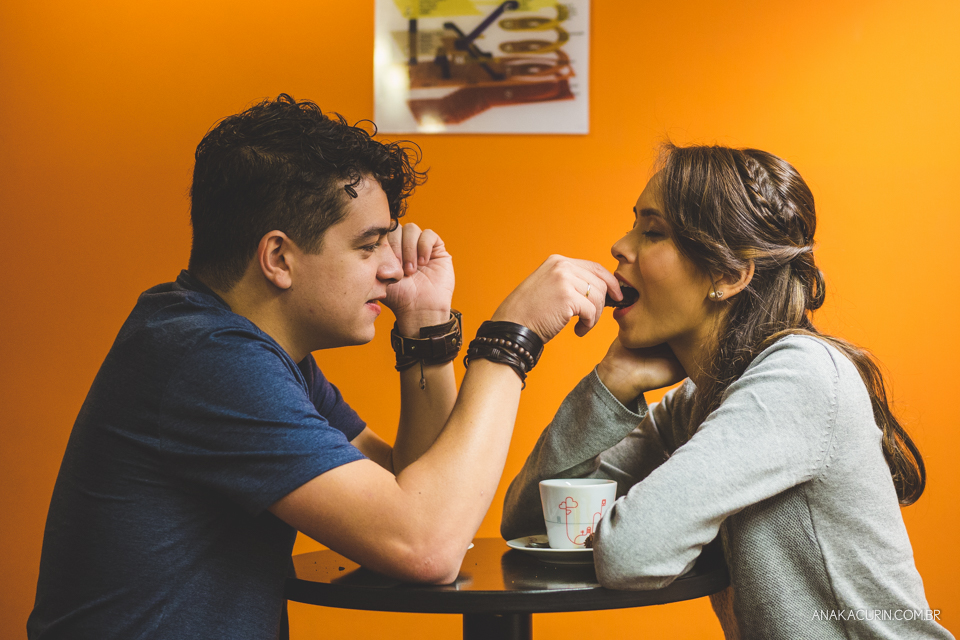 Ensaio de casal feito por Ana Kacurin na Livraria Cultura, no Rio de Janeiro, RJ