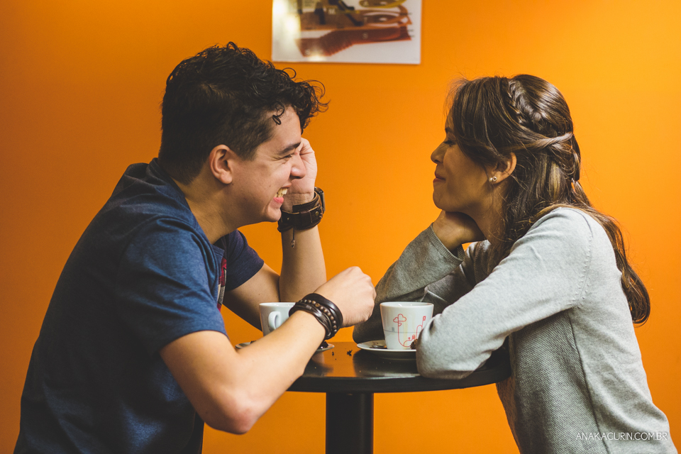 Ensaio de casal feito por Ana Kacurin na Livraria Cultura, no Rio de Janeiro, RJ