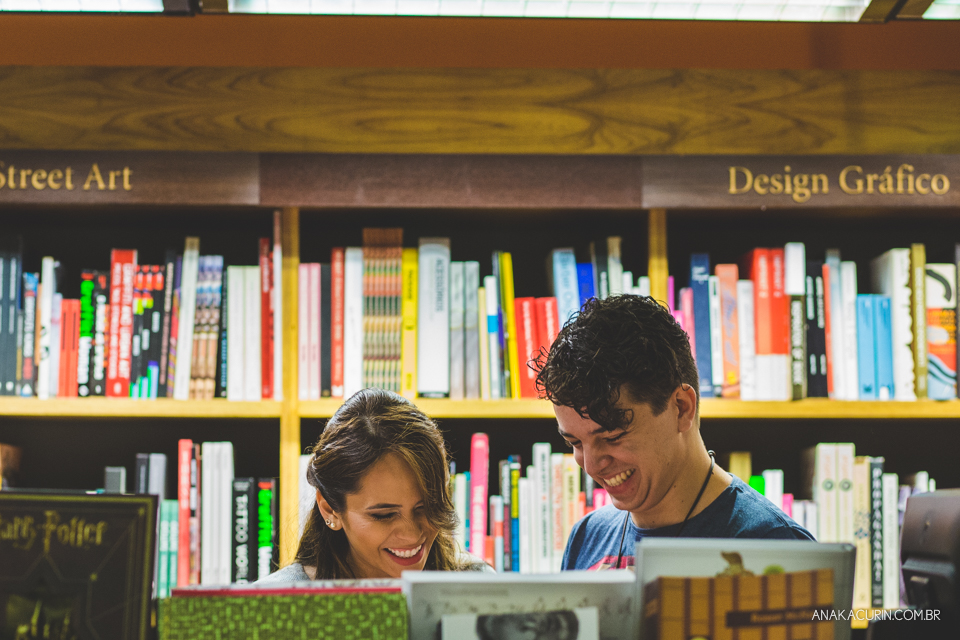 Ensaio de casal feito por Ana Kacurin na Livraria Cultura, no Rio de Janeiro, RJ