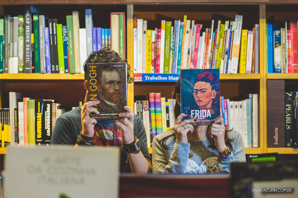 Ensaio de casal feito por Ana Kacurin na Livraria Cultura, no Rio de Janeiro, RJ