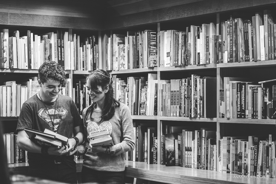 Ensaio de casal feito por Ana Kacurin na Livraria Cultura, no Rio de Janeiro, RJ