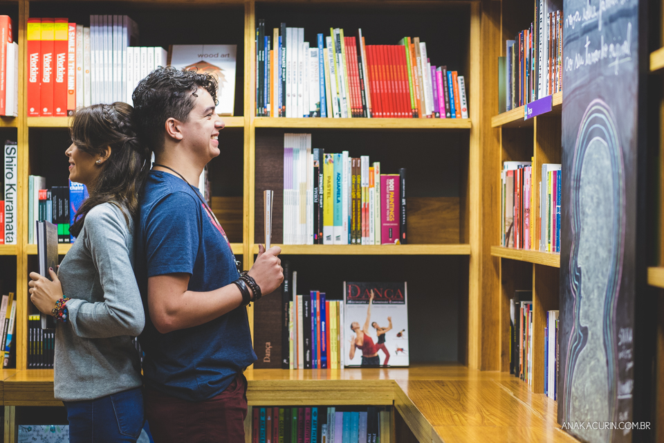 Ensaio de casal feito por Ana Kacurin na Livraria Cultura, no Rio de Janeiro, RJ