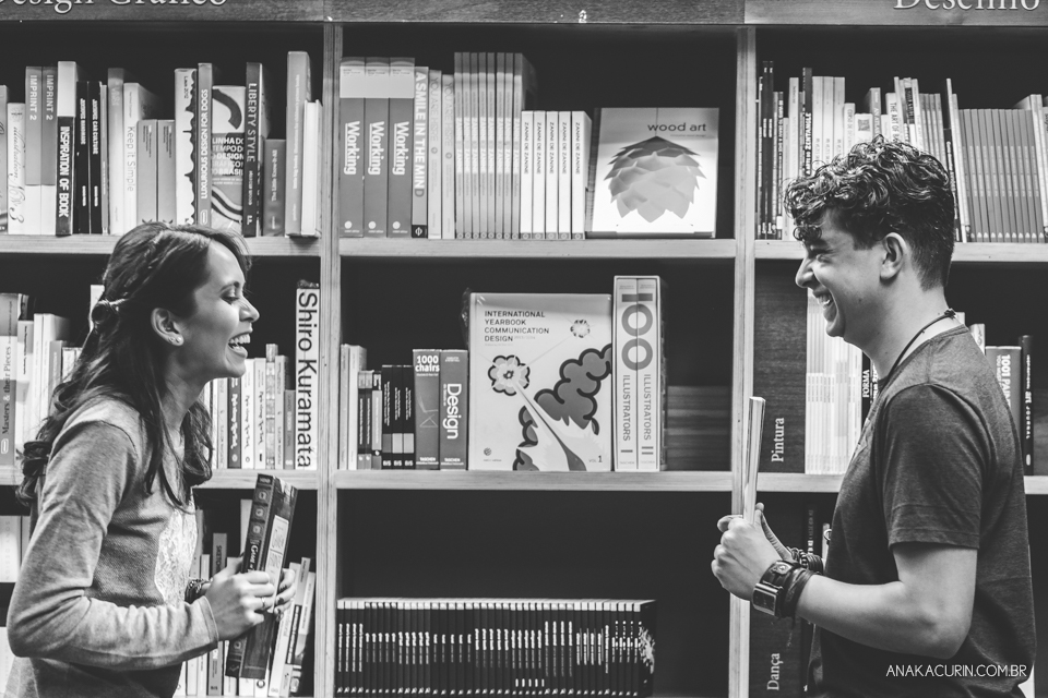 Ensaio de casal feito por Ana Kacurin na Livraria Cultura, no Rio de Janeiro, RJ
