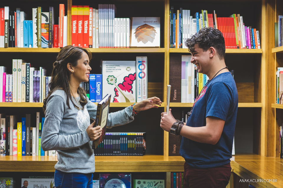 Ensaio de casal feito por Ana Kacurin na Livraria Cultura, no Rio de Janeiro, RJ