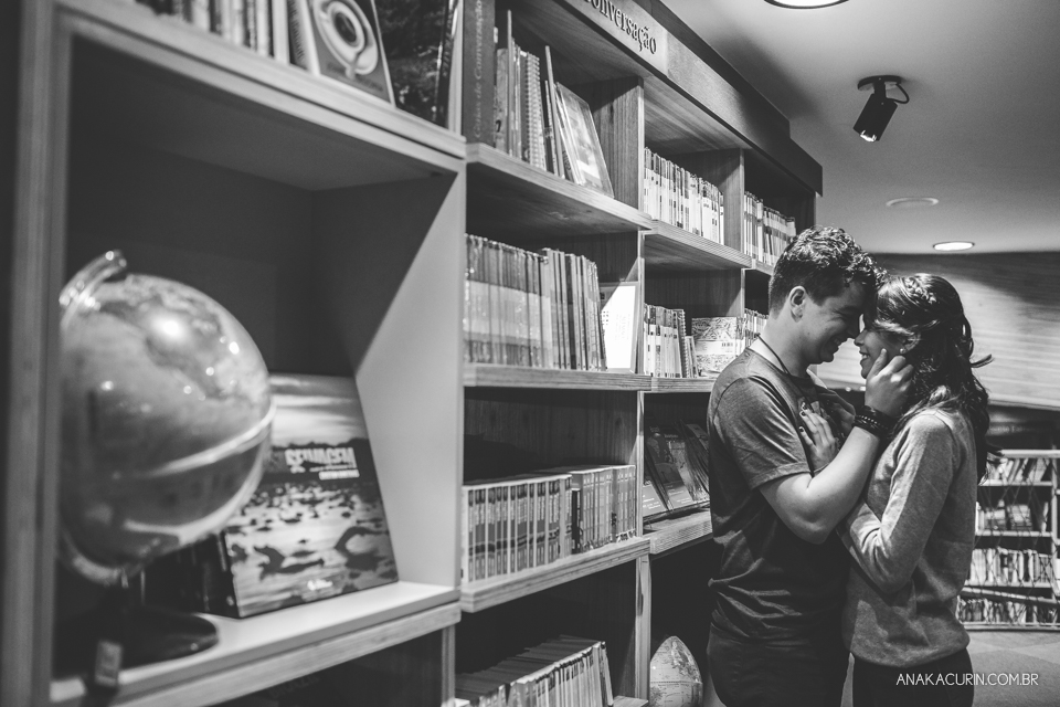 Ensaio de casal feito por Ana Kacurin na Livraria Cultura, no Rio de Janeiro, RJ