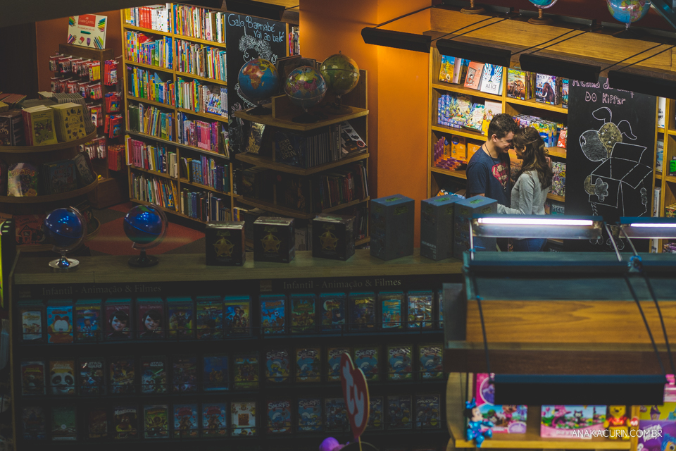 Ensaio de casal feito por Ana Kacurin na Livraria Cultura, no Rio de Janeiro, RJ
