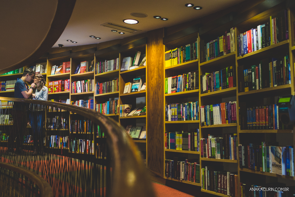 Ensaio de casal feito por Ana Kacurin na Livraria Cultura, no Rio de Janeiro, RJ