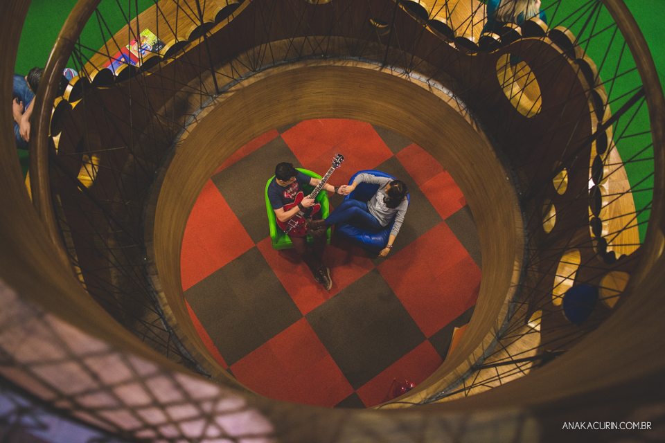 Ensaio de casal feito por Ana Kacurin na Livraria Cultura, no Rio de Janeiro, RJ