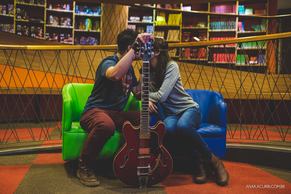 Ensaio de casal feito por Ana Kacurin na Livraria Cultura, no Rio de Janeiro, RJ