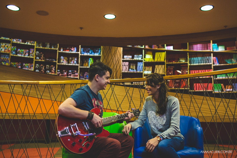 Ensaio de casal feito por Ana Kacurin na Livraria Cultura, no Rio de Janeiro, RJ