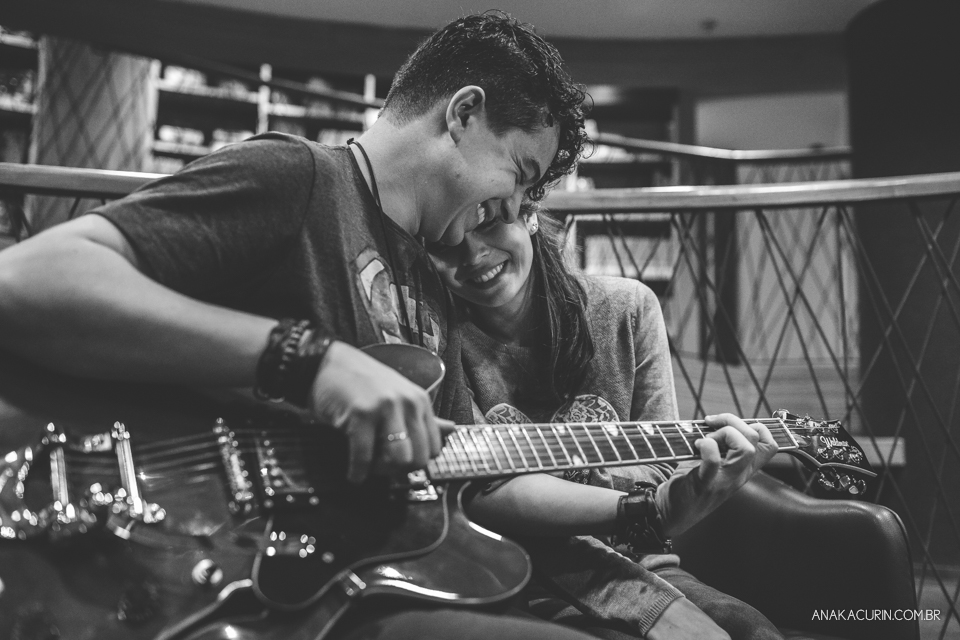 Ensaio de casal feito por Ana Kacurin na Livraria Cultura, no Rio de Janeiro, RJ