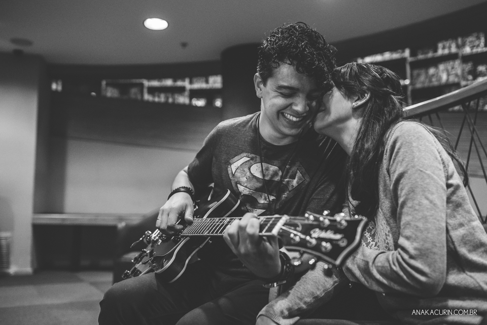 Ensaio de casal feito por Ana Kacurin na Livraria Cultura, no Rio de Janeiro, RJ