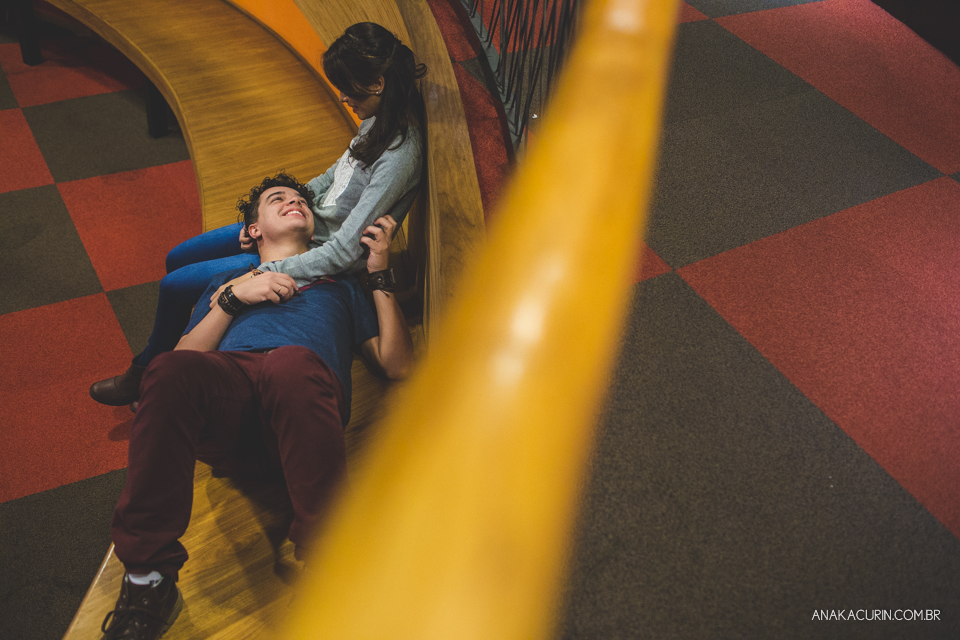 Ensaio de casal feito por Ana Kacurin na Livraria Cultura, no Rio de Janeiro, RJ