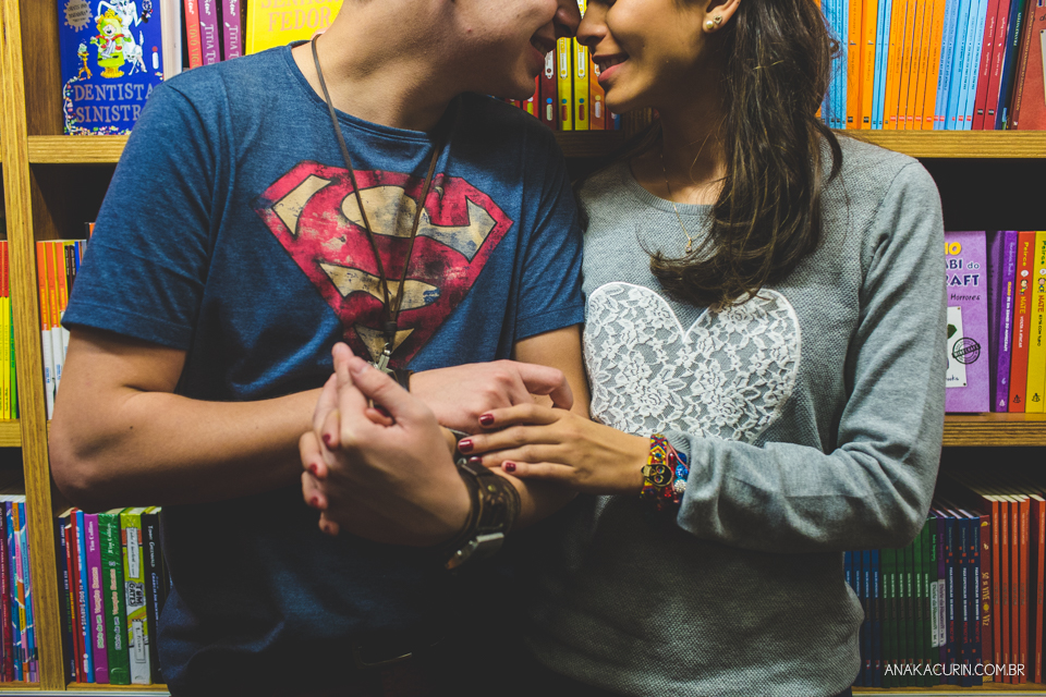 Ensaio de casal feito por Ana Kacurin na Livraria Cultura, no Rio de Janeiro, RJ