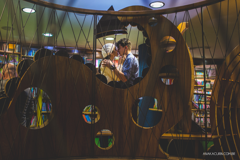 Ensaio de casal feito por Ana Kacurin na Livraria Cultura, no Rio de Janeiro, RJ