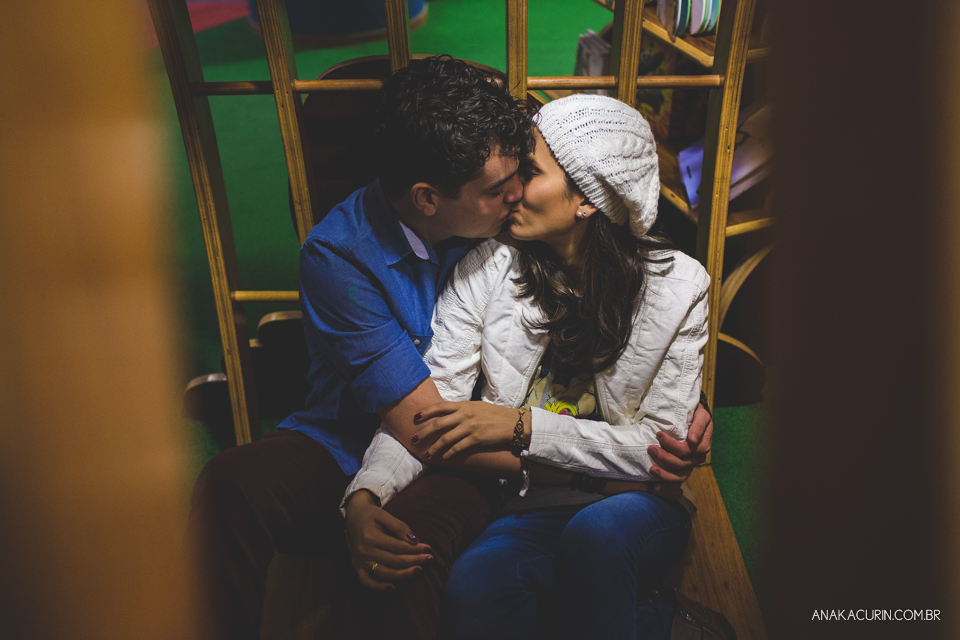 Ensaio de casal feito por Ana Kacurin na Livraria Cultura, no Rio de Janeiro, RJ