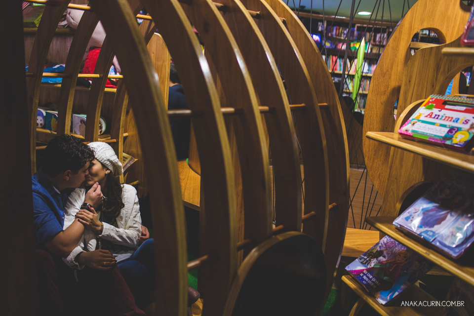 Ensaio de casal feito por Ana Kacurin na Livraria Cultura, no Rio de Janeiro, RJ