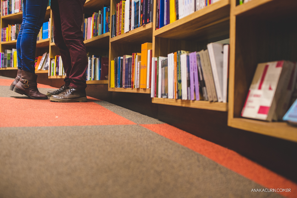 Ensaio de casal feito por Ana Kacurin na Livraria Cultura, no Rio de Janeiro, RJ