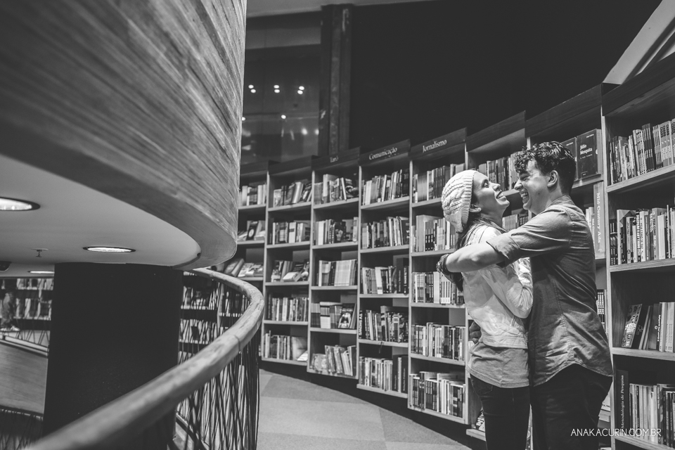 Ensaio de casal feito por Ana Kacurin na Livraria Cultura, no Rio de Janeiro, RJ