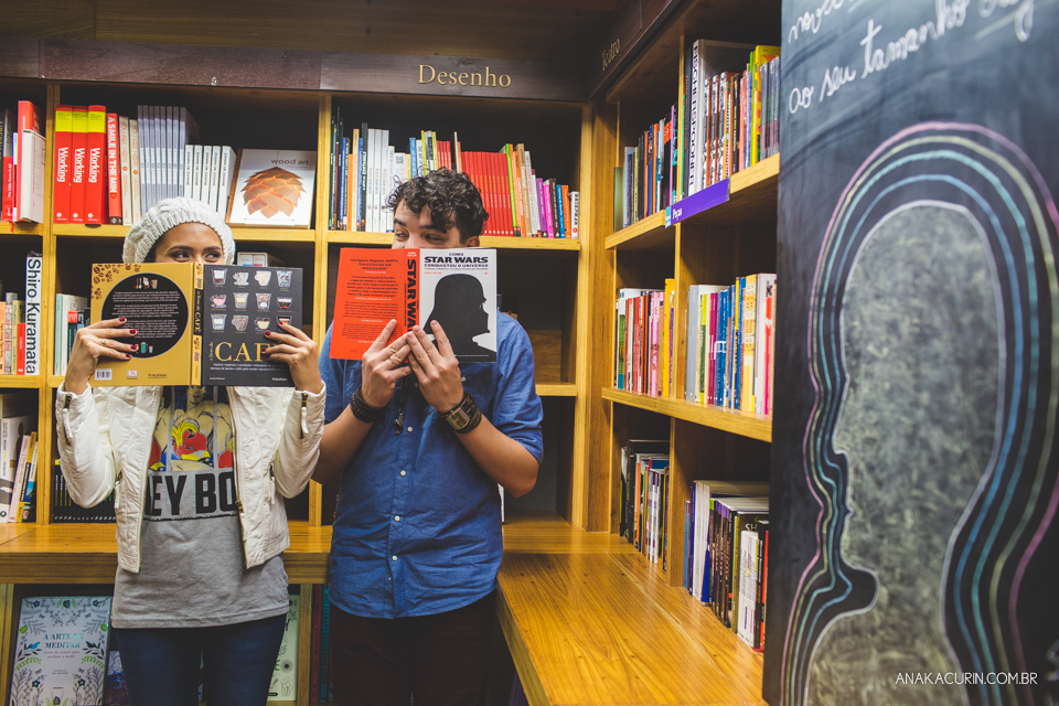 Ensaio de casal feito por Ana Kacurin na Livraria Cultura, no Rio de Janeiro, RJ