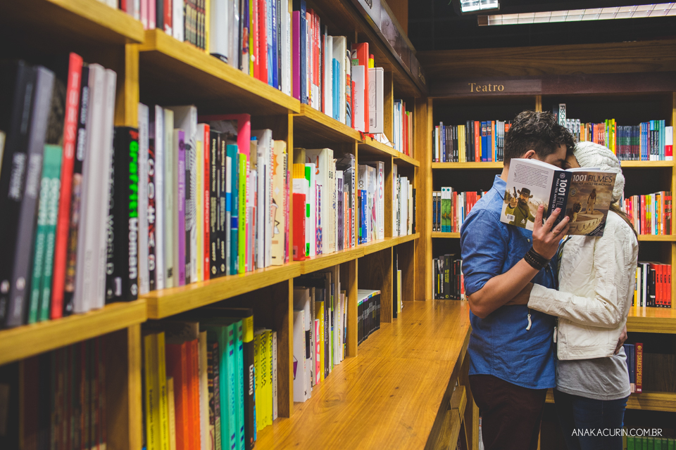 Ensaio de casal feito por Ana Kacurin na Livraria Cultura, no Rio de Janeiro, RJ