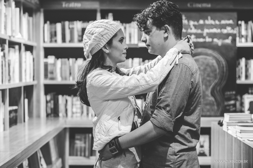 Ensaio de casal feito por Ana Kacurin na Livraria Cultura, no Rio de Janeiro, RJ