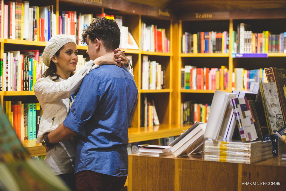 Ensaio de casal feito por Ana Kacurin na Livraria Cultura, no Rio de Janeiro, RJ